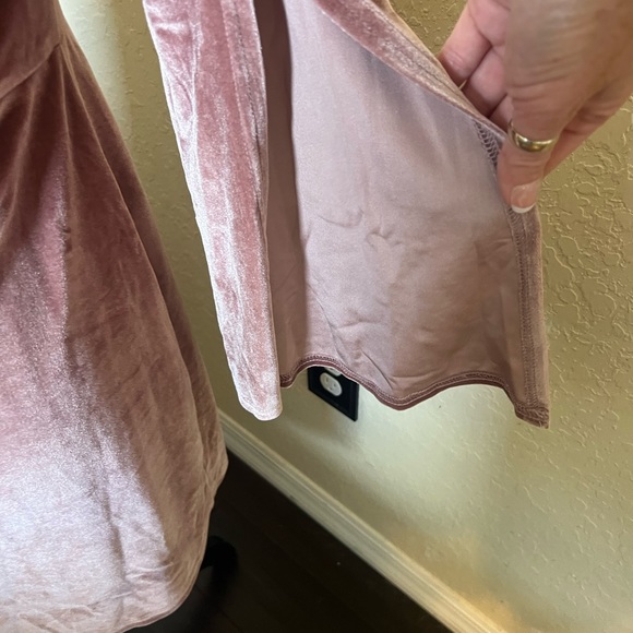 Velvet pink cold shoulder dress - Picture 2 of 3